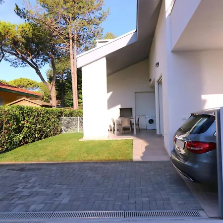 Willa Stunning With Private Fenced Garden And Bbq Bibione