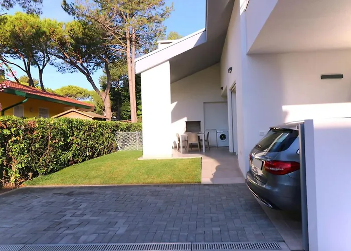 Vila Stunning With Private Fenced Garden And Bbq Bibione